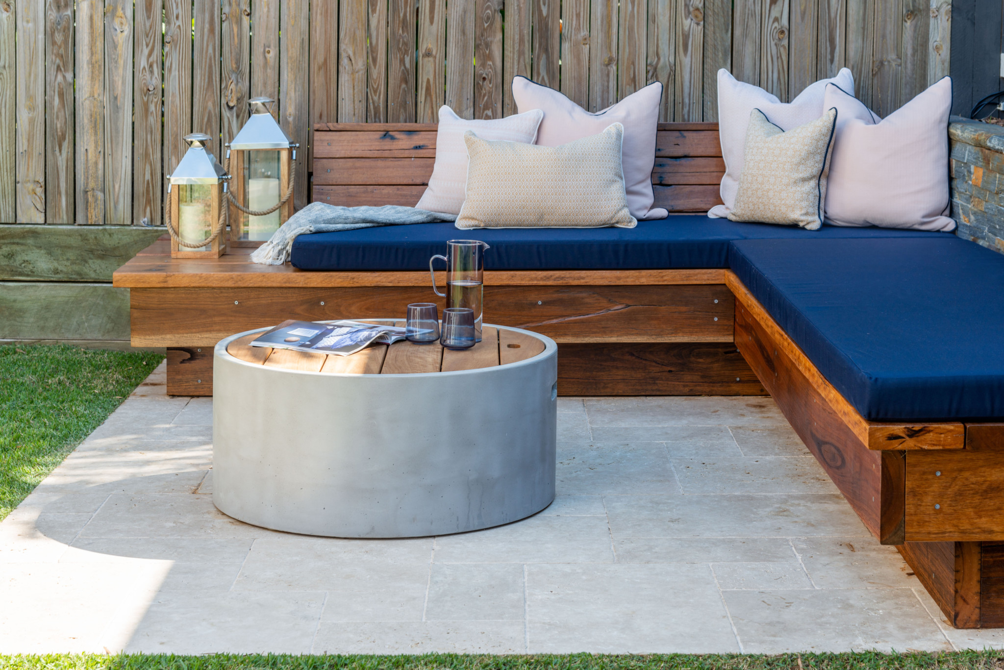 Cooparoo Residence: outside couch