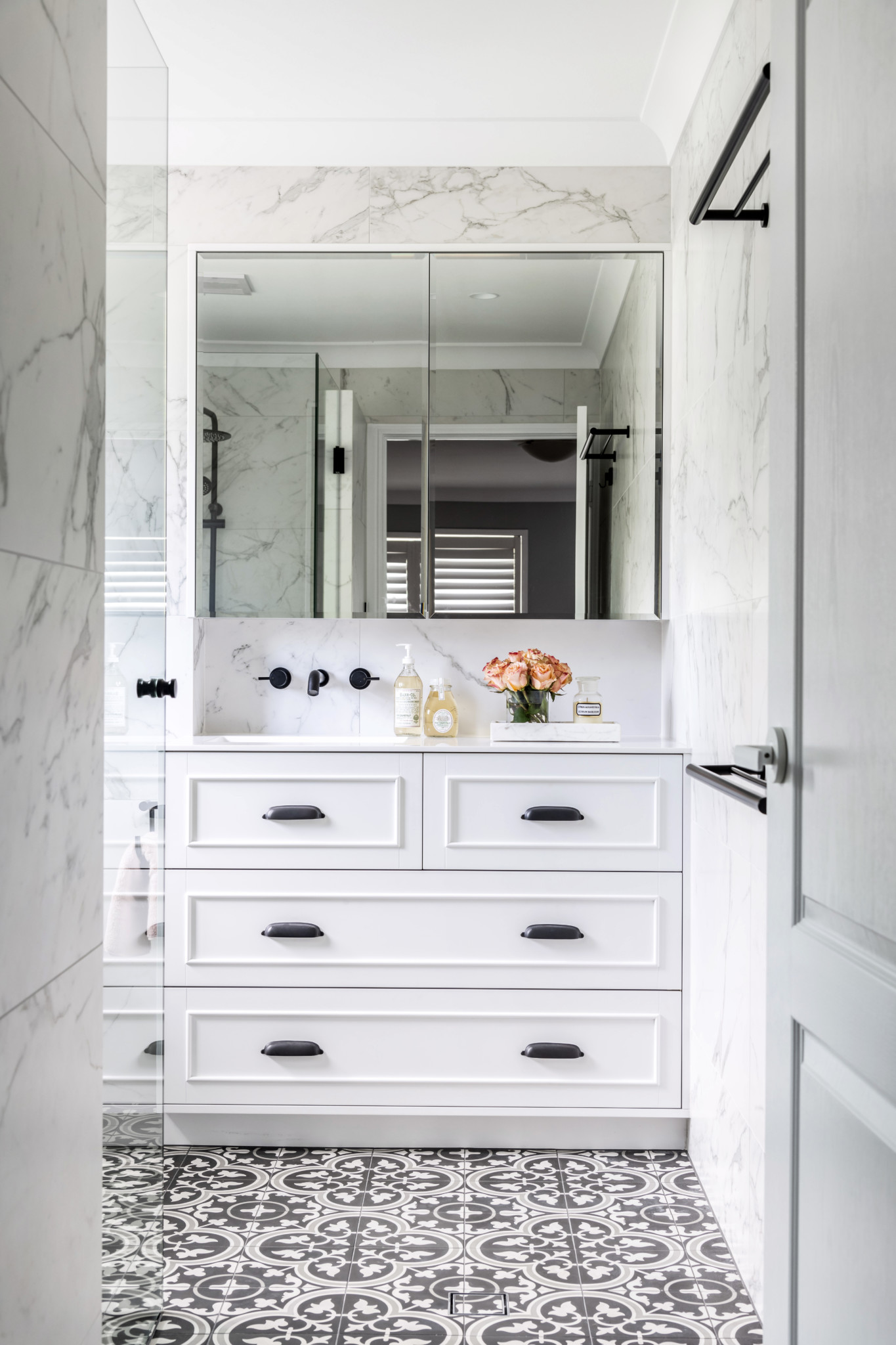 bathroom design with cabinets