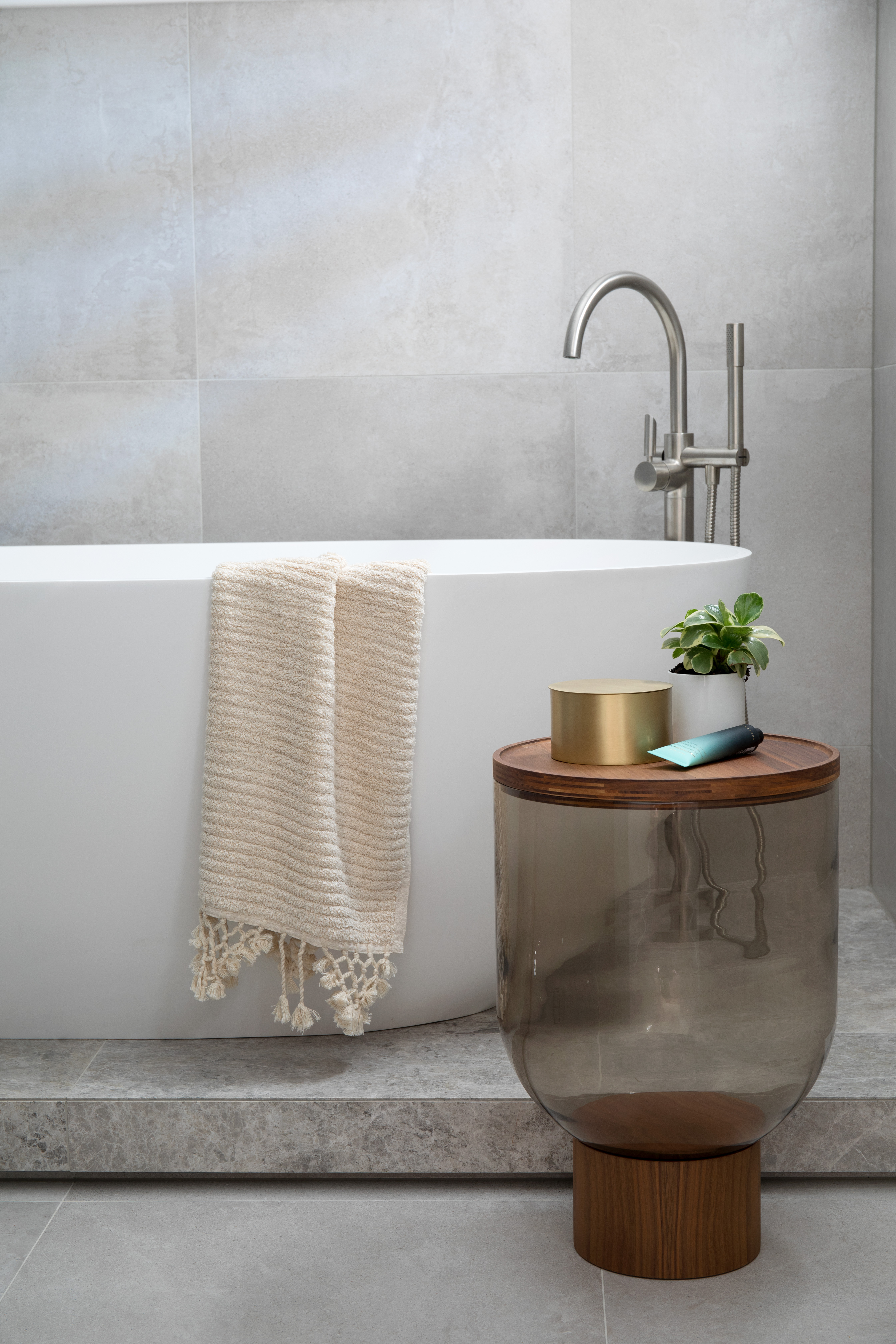THE MASTER SUITE bath tub area