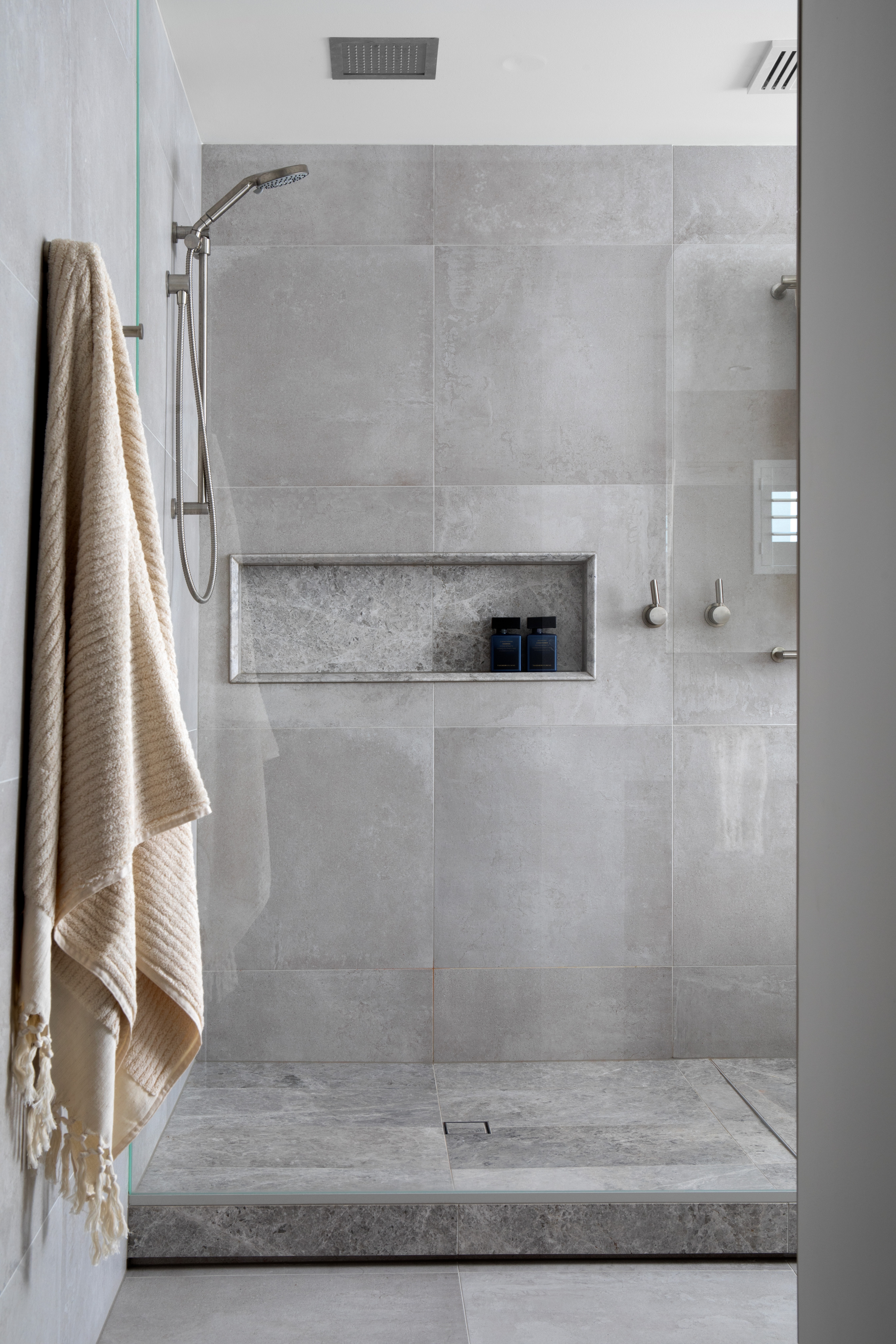 THE MASTER SUITE shower with cabin