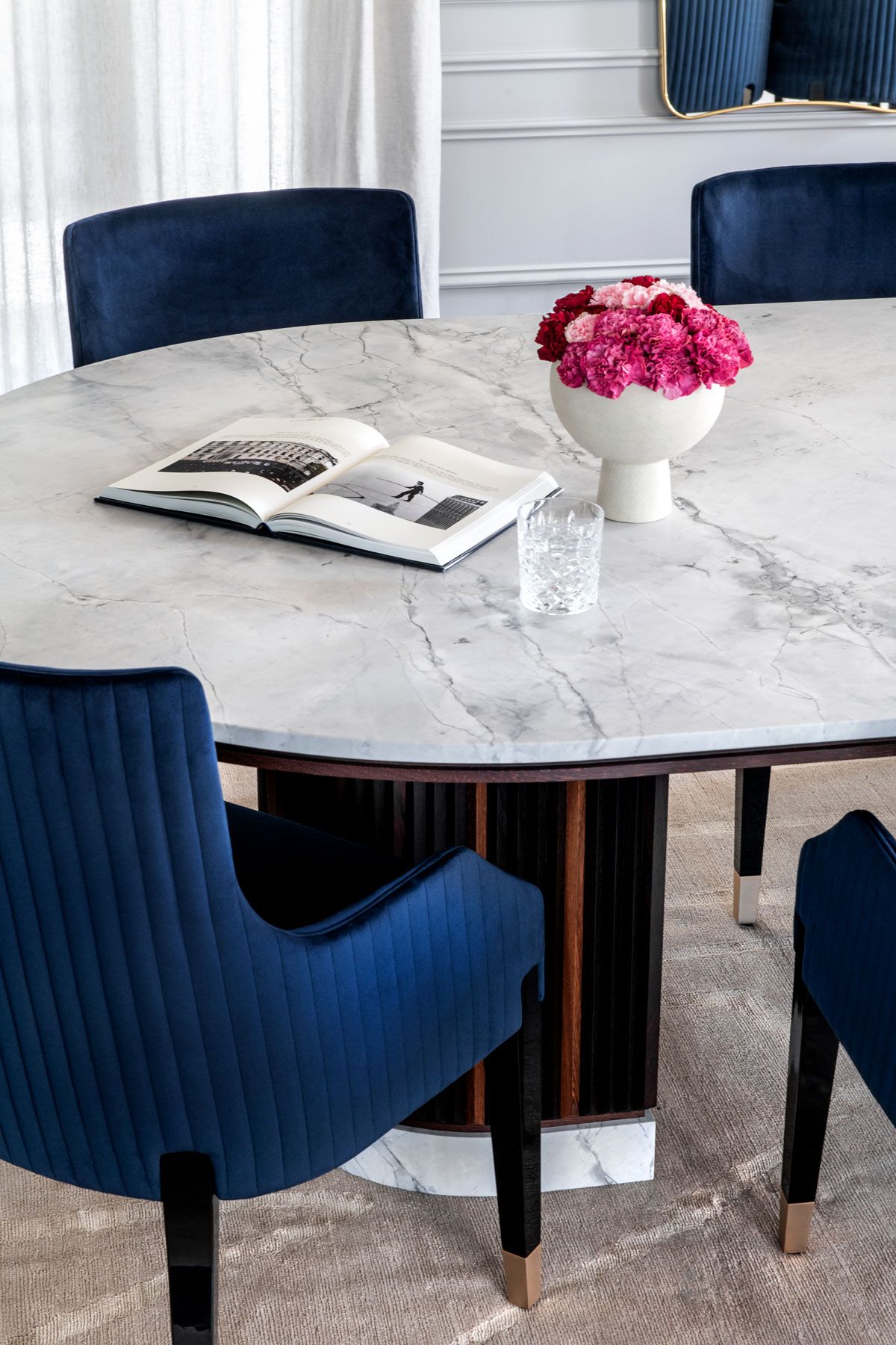 Art Hotel - round table