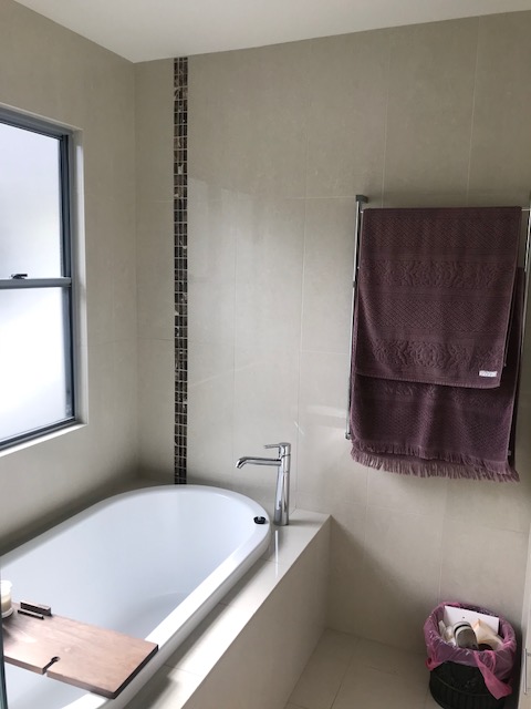 THE MAIN BATHROOM - bath tub